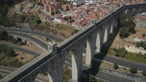 Portugal-sonnigen-Tag-Lissabon-Aquädukt-von-freien-Gewässern-Verkehr-Straße-aerial-Panorama-4k