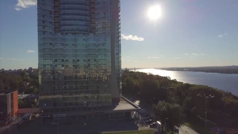 Vista-aérea-del-río-y-el-edificio-moderno.-Clip.-Hermoso-paisaje-en-el-atardecer