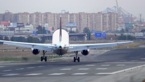 Jet-Landung-auf-der-Landebahn-des-Flughafens,-Rückansicht