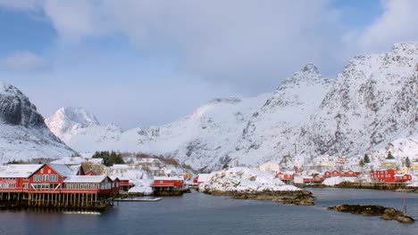 Ein-Dorf-auf-Lofoten-Inseln,-Norwegen