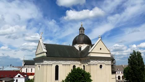 beautiful-church-cloudy-4k