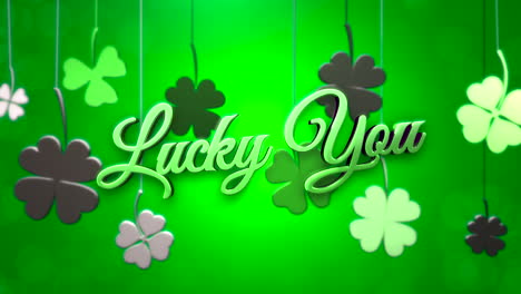 Sie-Hatten-Glück-Mit-Den-Hängenden-Irischen-Kleeblättern-Auf-Einem-Grünen-Farbverlauf