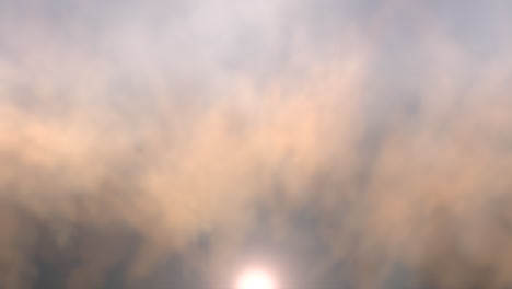 Romantische-Wolken-Mit-Sonne-Am-Sonnenaufgangshimmel