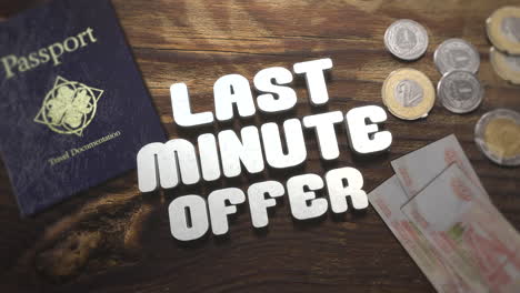 Last-Minute-Angebot-Mit-Reisepass-Und-Geld-Auf-Holz