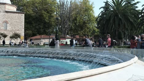 Parque-Y-Fuente-De-La-Plaza-Sultanahmet