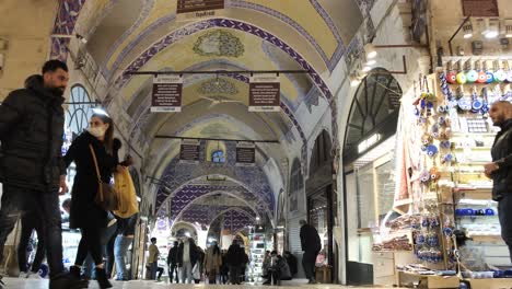 People-walking-in-the-grand-bazaar
