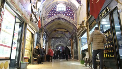 Motivos-De-La-Cultura-Turca-Gente-Caminando-En-El-Gran-Bazar