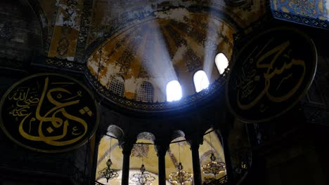 Hagia-Sophia,-Istanbul,-Lichtstrahl,-Der-Aus-Dem-Fenster-Eintritt