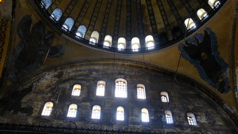 Hagia-Sophia,-Istanbul,-Lichtstrahl,-Der-Aus-Dem-Fenster-Der-Hagia-Sophia-Eintritt