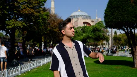 Hagia-Sophia-Estambul-Joven-Mirando-Alrededor-Frente-Hagia-Sophia