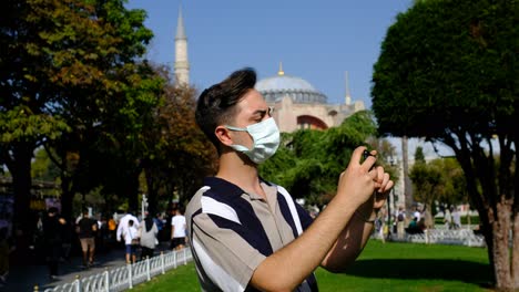 Junger-Mann-Mit-Maske-Fotografiert-Hagia-Sophia