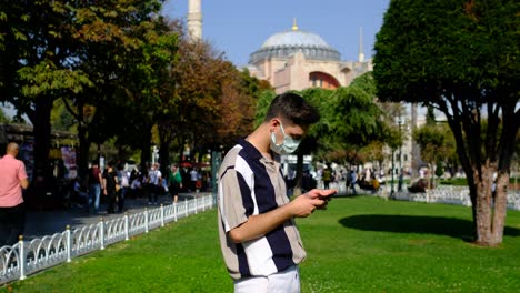 Junger-Mann,-Maske,-Telefon,-Front,-Hagia-Sophia