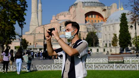 Hagia-Sophia,-Istanbul,-Mann-Maske-Beim-Fotografieren,-Hagia-Sophia