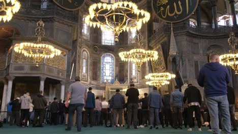 Oración-De-La-Gente-En-La-Mezquita-De-Hagia-Sophia