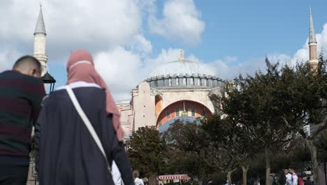 Visitante-En-La-Plaza-De-Hagia-Sophia