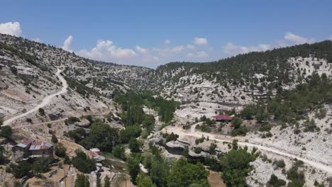 Arroyo-Colinas-Verdes-Valle-árboles