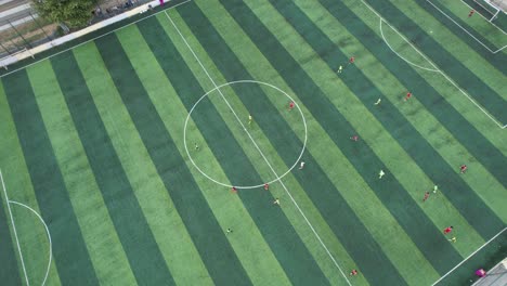 Menschen-Spielen-Fußball-Auf-Dem-Feld