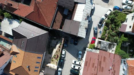 Drohnenblick-über-Die-Stadt-Mit-überdachten-Häusern