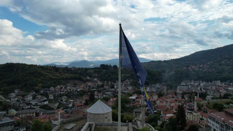 Bosnien-Flagge-Winkt