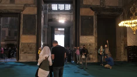 Blick-Auf-Die-Tür-Der-Hagia-Sophia-In-Istanbul