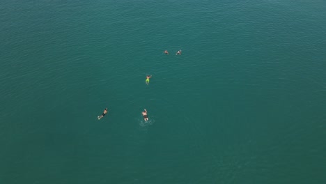 Meer-Schwimmende-Menschen-Aus-Der-Luft