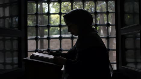 Hijab-woman-silhouette-reading-quran