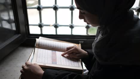 Lesen-Des-Korans-Aus-Dem-Islamischen-Gottesdienst