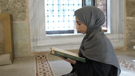 Muslim-girl-praying