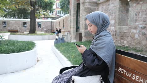 Hijab-Frau-Telefoniert-In-Den-Sozialen-Medien