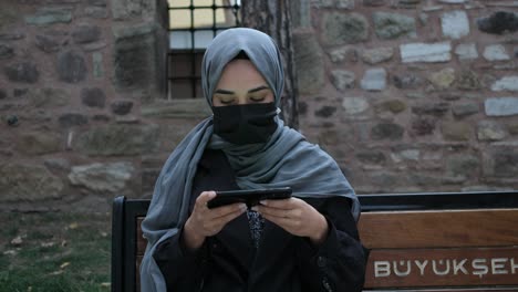 Niña-Hijab-Mostrando-Pantalla-Verde