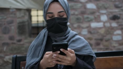 Muslimische-Frau-Chattet-Am-Telefon