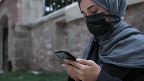 Islamisches-Maskiertes-Mädchen,-Das-Eine-Nachricht-Schreibt