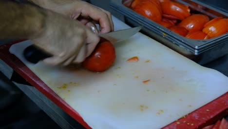 Tomaten-Schneiden,-Männliche-Hand,-Die-Tomaten-Schneidet