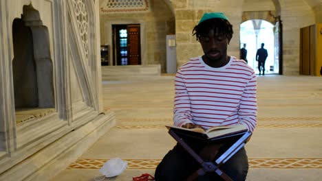 Muslimischer-Afrikanischer-Mann-Liest-Koran