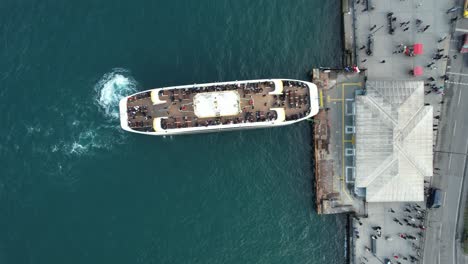 Ferry-Que-Transporta-Pasajeros-En-El-Muelle