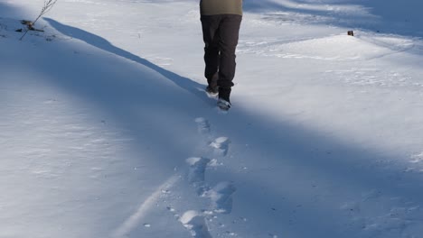 Fußspuren-Eines-Wandernden-Mannes-Im-Schnee