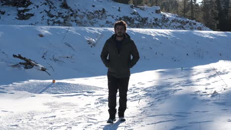 Hombre-Manos-Bolsillos-Cubierto-De-Nieve-Caminar