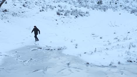 Hombre-Corriendo-En-La-Nieve