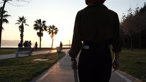 Mujer-Caminando-En-El-Parque