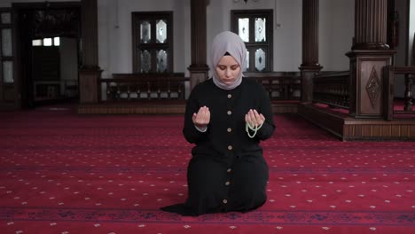 Mädchenanbetung-In-Der-Moschee