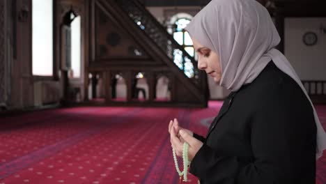 Muslimische-Mädchen-Beten-Mit-Der-Hand