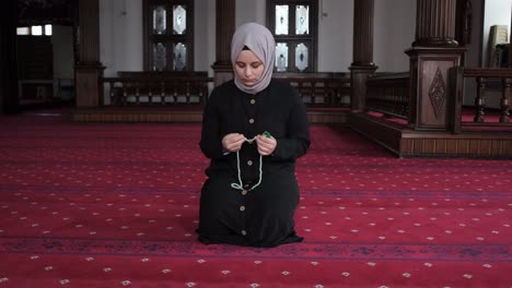 Mujer-Musulmana-Rezando-Tasbih