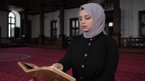 Mädchen-Liest-Koran-In-Der-Moschee
