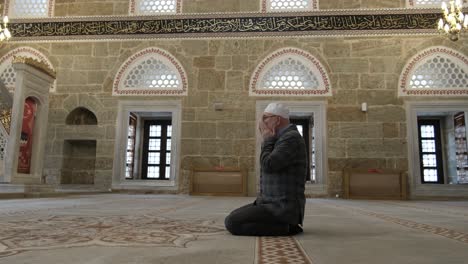 Old-man-praying-with-hands