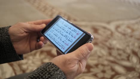 Reading-quran-with-phone