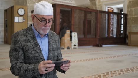 Reading-quran-with-phone
