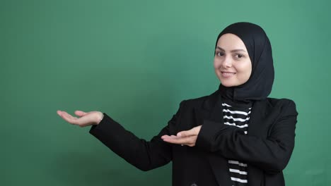 Niña-Hijab-Mostrando-A-La-Derecha