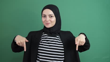 Muslimisches-Mädchen-Zeigt-Nach-Unten