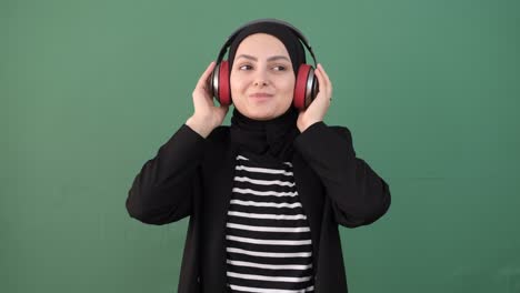 Islamisches-Mädchen,-Das-Musik-Hört