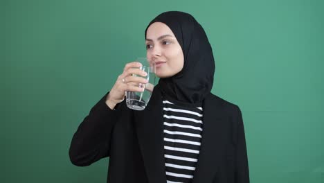 Frau-Trinkwasser